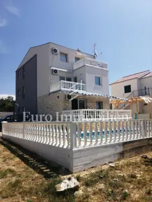Kuća 423 m², Maslenica - 3 apartmana i pogled na more