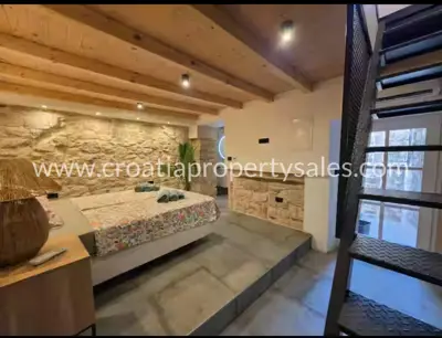 Haus 95 m² in Kaštelima, Terrasse und Meerblick