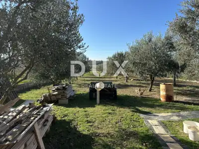 CRNO, ZADAR - Eingezäuntes Grundstück mit Gartenhaus!