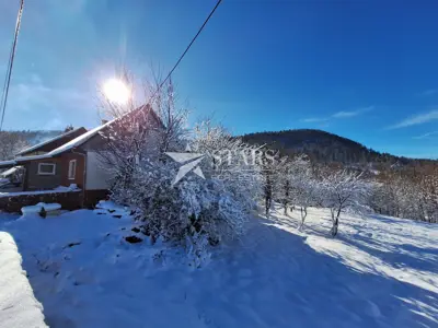 Gorski kotar, Lokve, Steinhaus neben dem See