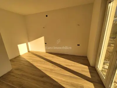 Apartman 50 m², Njivice - okućnica i pogled na more - 11