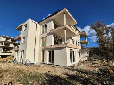 Apartman 50 m², Njivice - okućnica i pogled na more