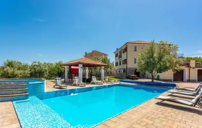 Villa 310 m², Dobrinj - grijani bazen i velika okućnica
