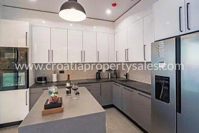 Villa 350 m², Omiš - Panoramablick auf das Meer und die Inseln - 11