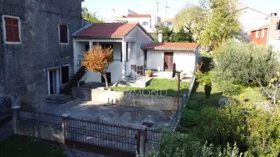 Poreč - house with two apartments, additional building and yard