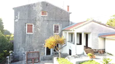 Poreč - house with two apartments, additional building and yard - 2