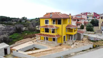Haus zum Kauf in Premantura, 390 m²