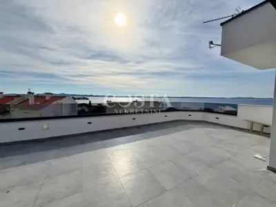 Penthouse 67 m², Petrčane - pogled na more i krovna terasa - 22