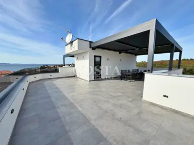 Penthouse 67 m², Petrčane - pogled na more i krovna terasa - 21