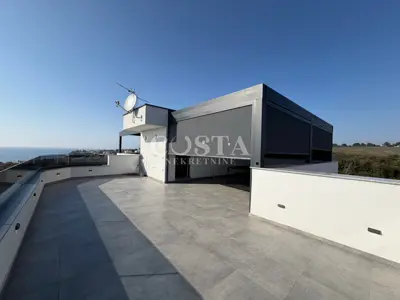 Penthouse 67 m², Petrčane - pogled na more i krovna terasa - 18