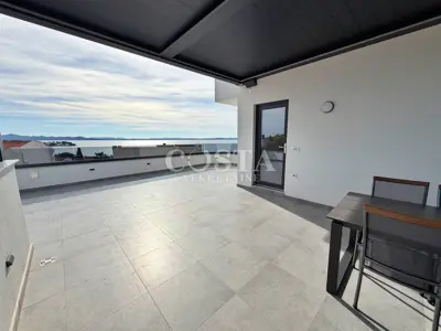 Penthouse 67 m², Petrčane - pogled na more i krovna terasa