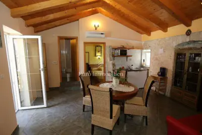 Kamena kuća, Preko na Ugljanu - 4 apartmana, 100 m od mora