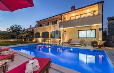 Kuća 320 m², Svetvinčenat - bazen i dvije stambene jedinice