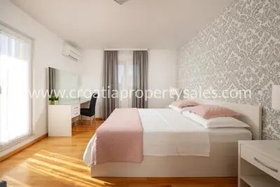 Villa 240 m², Split - Pool und Natur - 10