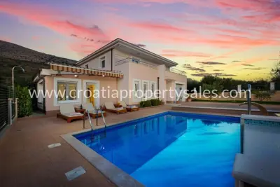 Villa 240 m², Split - Pool und Natur - 2