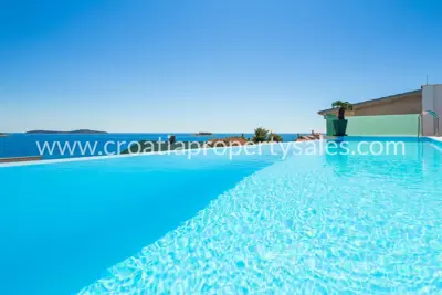 Villa 410 m², Rogoznica, in der Nähe des Strandes und Meerblick