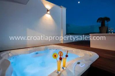 Villa 410 m², Rogoznica, in der Nähe des Strandes und Meerblick - 13