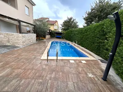 Dva apartmana s bazenom u blizini grada Krka