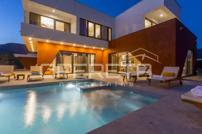 Haus zur Miete in Kaštel Stari, 260 m² - 22