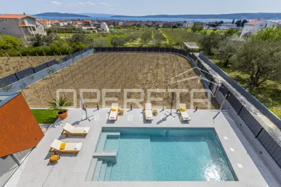 Haus zur Miete in Kaštel Stari, 260 m² - 5