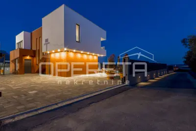 Haus zur Miete in Kaštel Stari, 260 m²