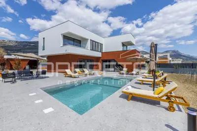 Haus zur Miete in Kaštel Stari, 260 m² - 2