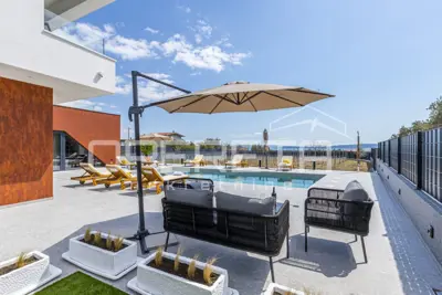 Haus zur Miete in Kaštel Stari, 260 m² - 4