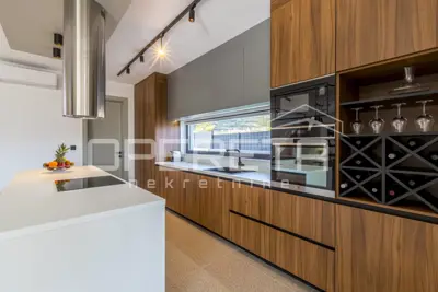 Haus zur Miete in Kaštel Stari, 260 m² - 12
