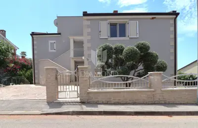 Poreč, surrounding area: A rarity! House for living and income