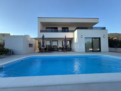 Kuća 257 m², Kaštel Novi - bazen i privatnost - 2