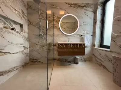 Kuća 257 m², Kaštel Novi - bazen i privatnost - 18