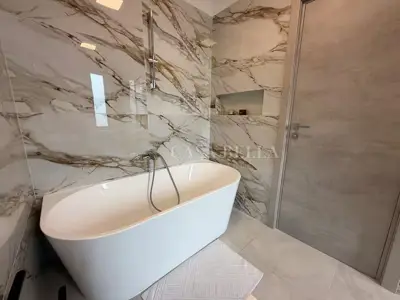 Kuća 257 m², Kaštel Novi - bazen i privatnost - 17