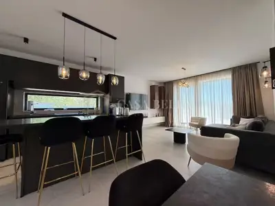 Kuća 257 m², Kaštel Novi - bazen i privatnost - 4