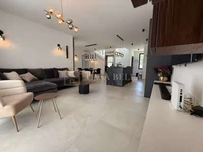 Kuća 257 m², Kaštel Novi - bazen i privatnost - 8