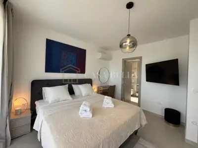 Kuća 257 m², Kaštel Novi - bazen i privatnost - 11