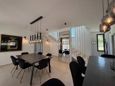 Kuća 257 m², Kaštel Novi - bazen i privatnost - 5