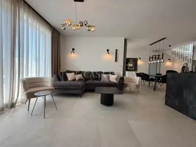 Kuća 257 m², Kaštel Novi - bazen i privatnost - 9