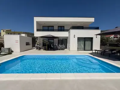 Kuća 257 m², Kaštel Novi - bazen i privatnost