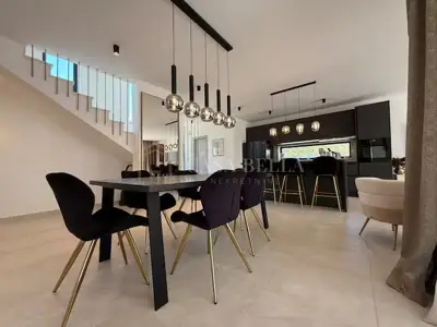 Kuća 257 m², Kaštel Novi - bazen i privatnost - 7