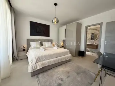 Kuća 257 m², Kaštel Novi - bazen i privatnost - 14