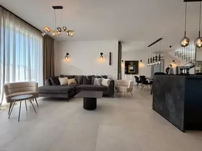 Kuća 257 m², Kaštel Novi - bazen i privatnost - 10