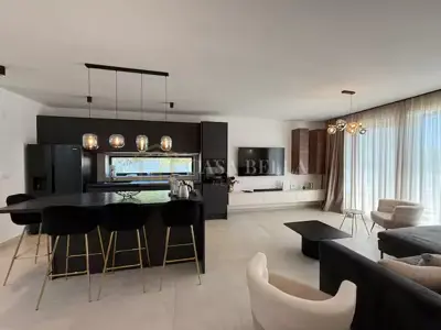 Kuća 257 m², Kaštel Novi - bazen i privatnost - 6