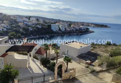 Villa in Rogoznica, ruhige Bucht und Meerblick