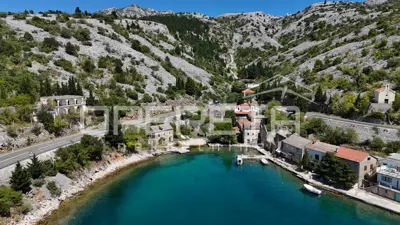 Kuća 140 m², Lisarica - dva veza u dvorištu - 10