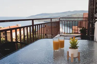 Wir verkaufen eine Wohnung in Rabac mit Meerblick.