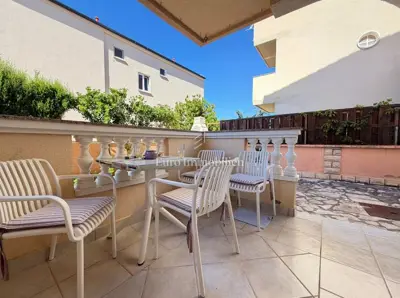 Apartman 64 m², Stara Novalja - 2 spavaće sobe i terasa - 2