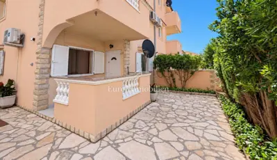 Apartman 64 m², Stara Novalja - 2 spavaće sobe i terasa