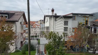 Haus 250 m², Gračani, an der Hauptverkehrsstraße und der Straßenbahnlinie - 8