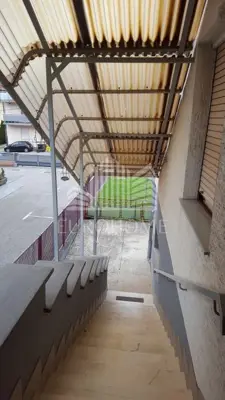 Haus 250 m², Gračani, an der Hauptverkehrsstraße und der Straßenbahnlinie - 7