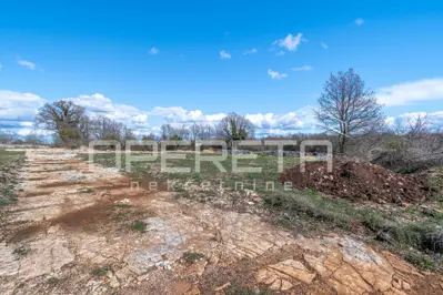 Građevinsko zemljište 796 m², Kanfanar - ravno i pravilnog oblika